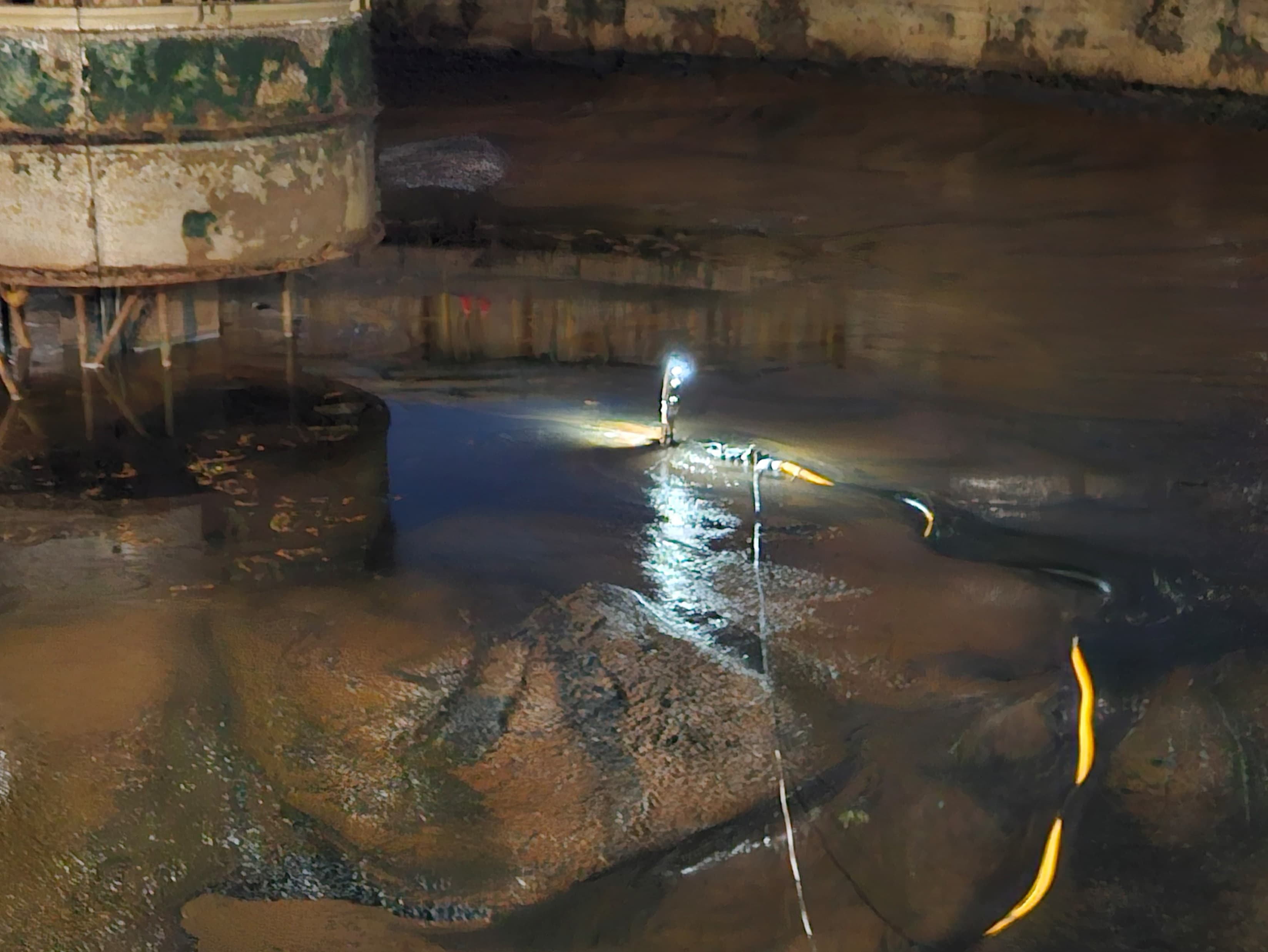 밀폐공간 내부 로봇 준설 작업